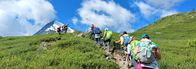 Кавказ. Туристы с рюкзаками в горах