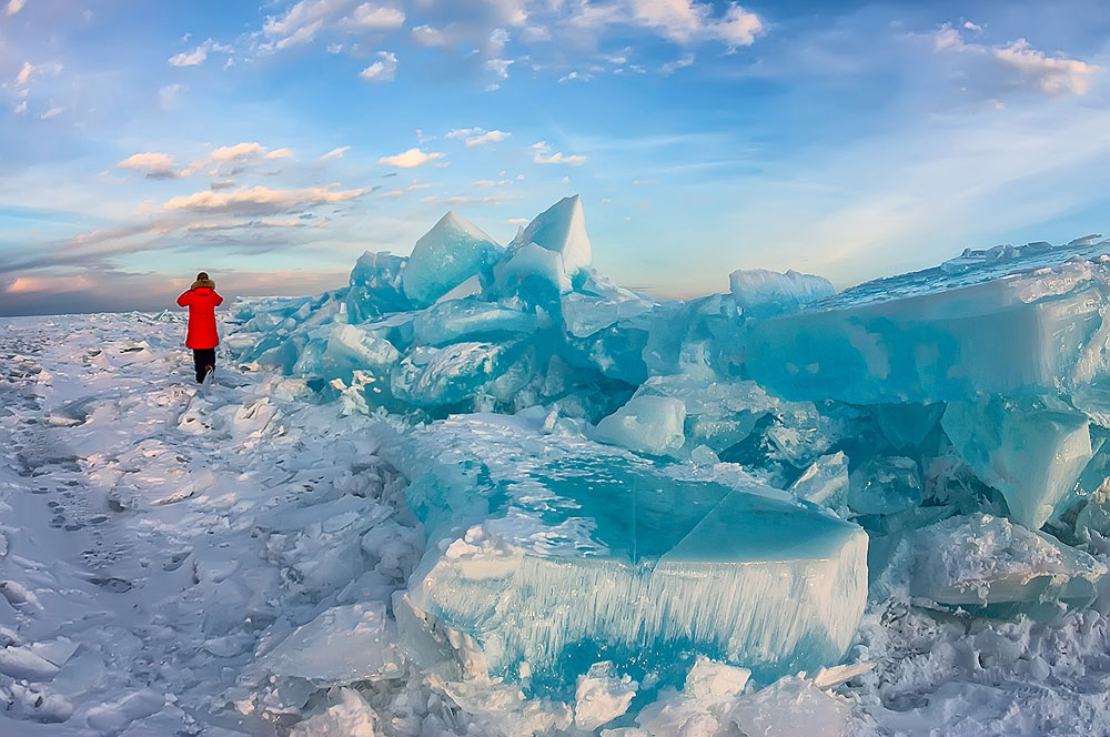Зимний день. Прогулка по льду Байкала