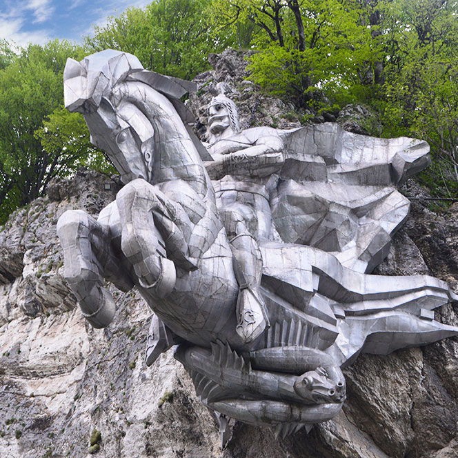 Памятник Уастырджи конь змея
