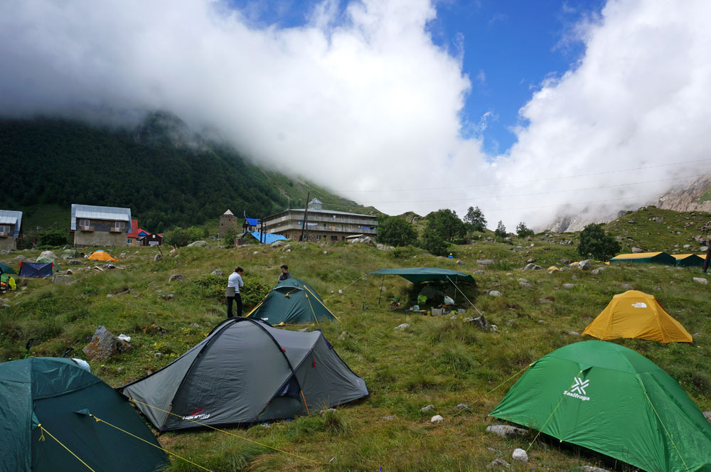Альплагерь Безенги. Места для палаток. Палаточный лагерь