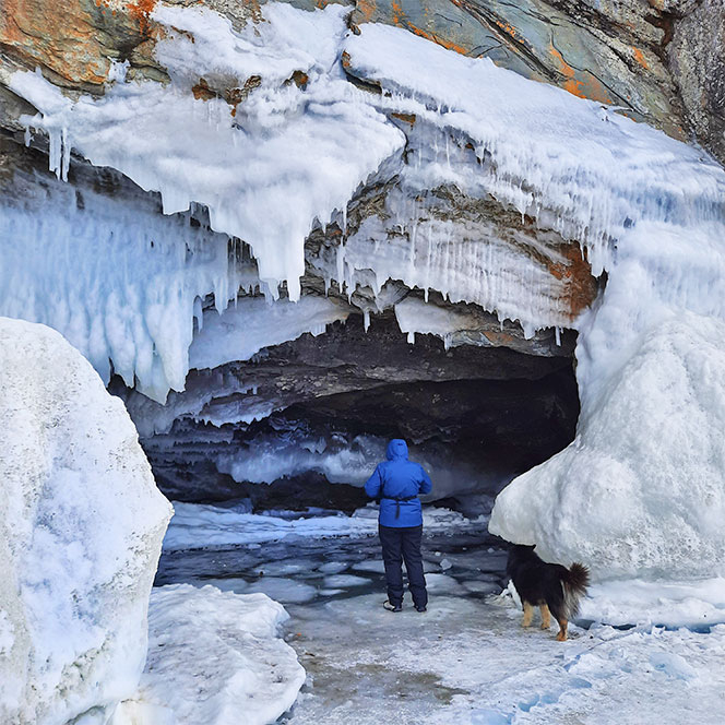 Байкал Ольхон ледовая пещера турист