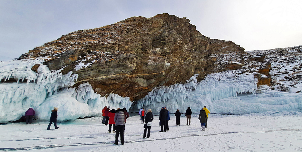 Малое море лед зима туристы