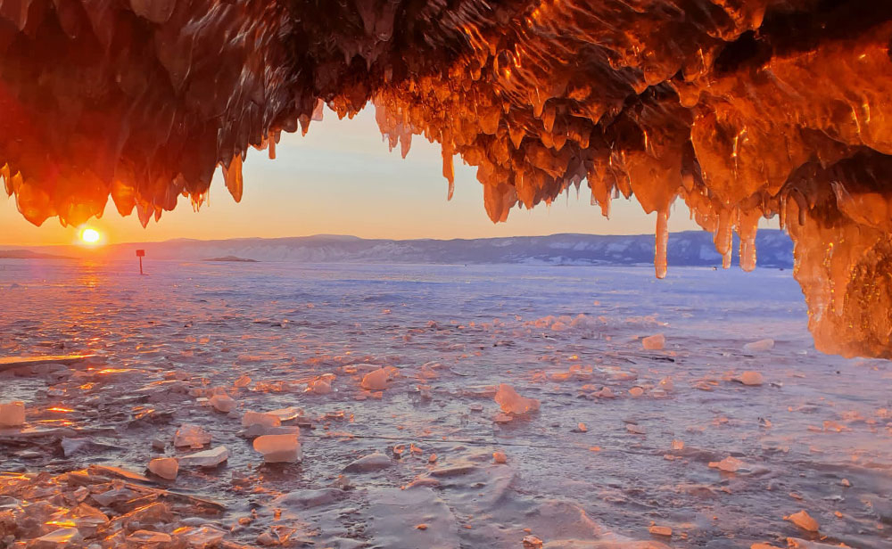 Байкал закат солнца пещера лед