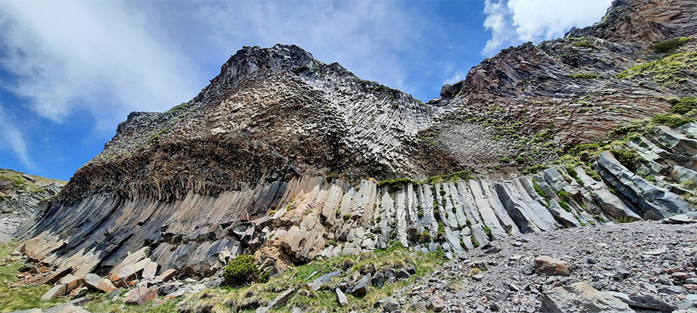 Базальтовые скалы фото Приэльбрусье