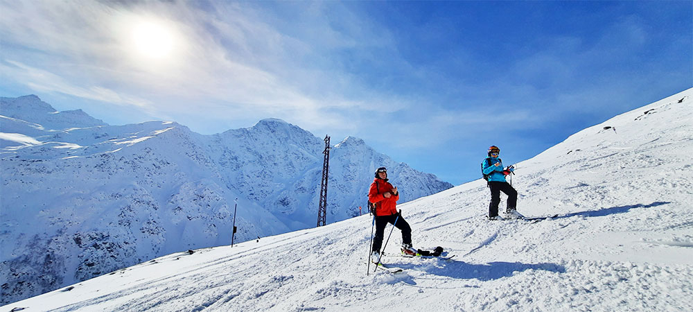 Горы Кавказ лыжник лыжница