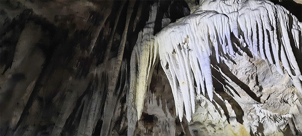 Адыгея Азишская пещера сталагмит подсветка