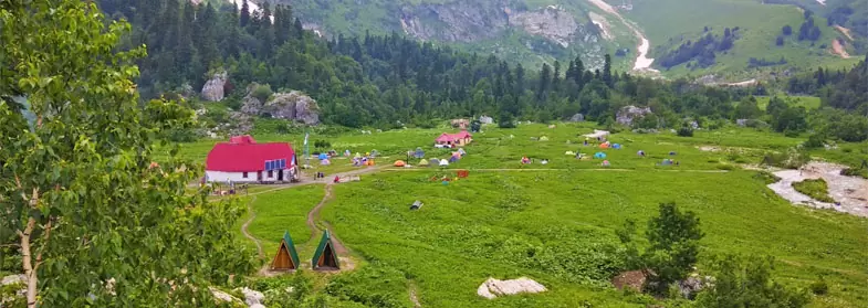 turisticheskiy_priyut_fisht_mayak_v_gorah.webp
