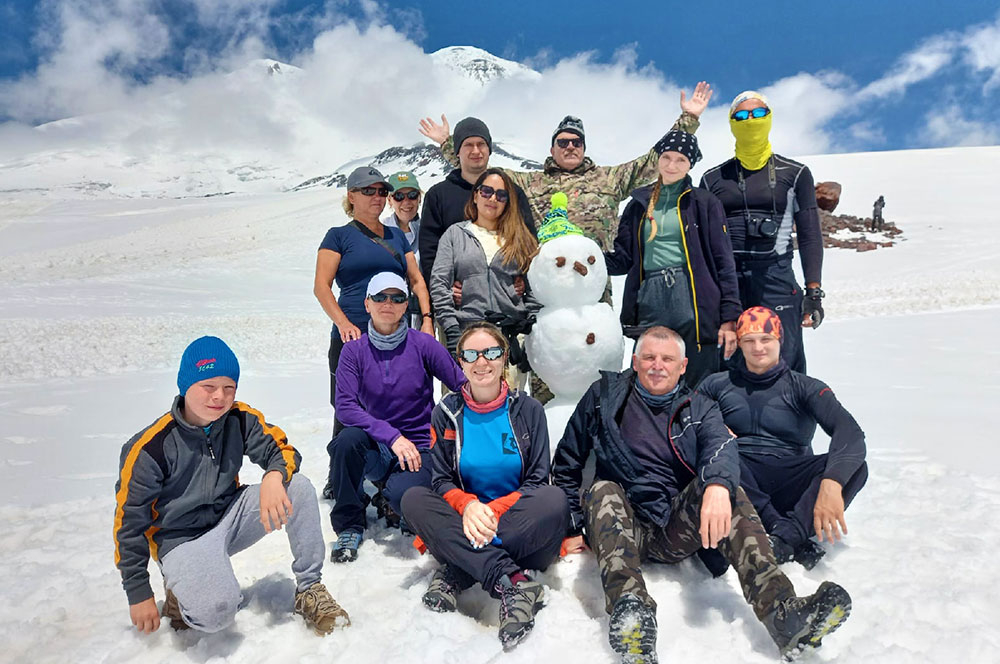 Эльбрус снеговик туристы зима снег вершина