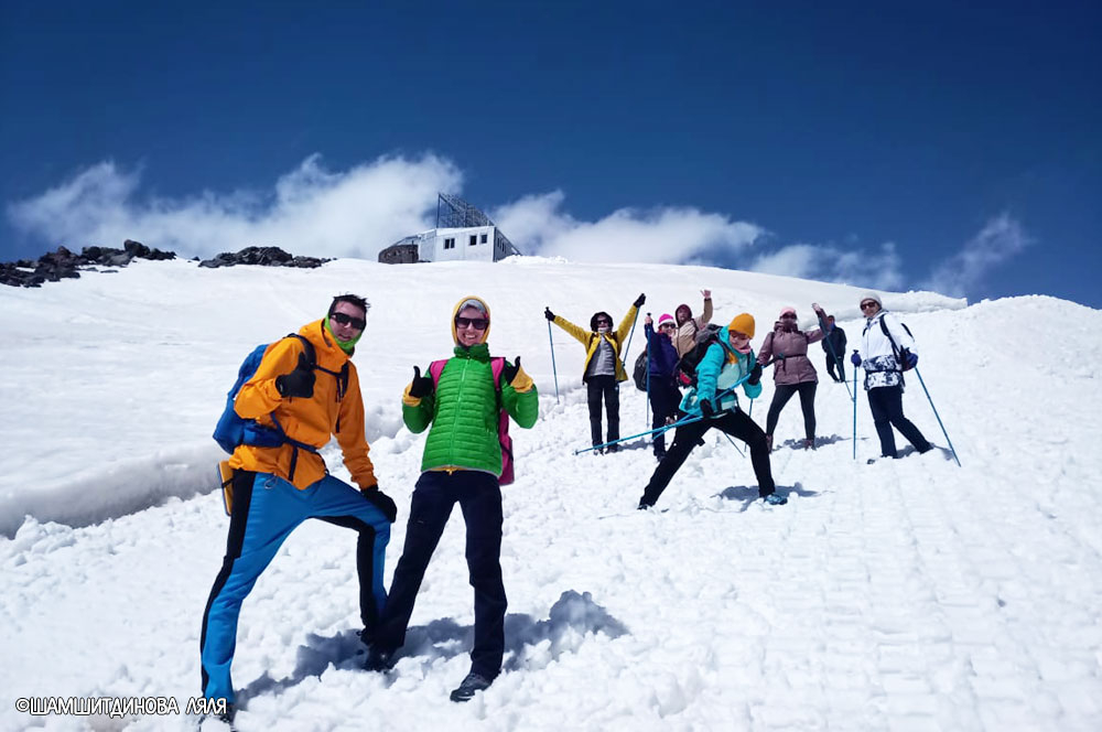 Туристы Эльбрус горы снег Приют 11
