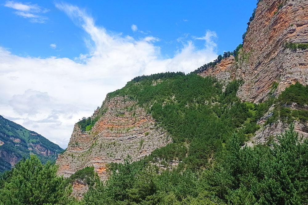 Горный хребет Осетия скалы