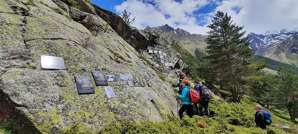 Приэльбрусье Адыр-Су Джайлык Памятник альпинистам