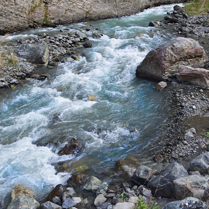 Горная река камни