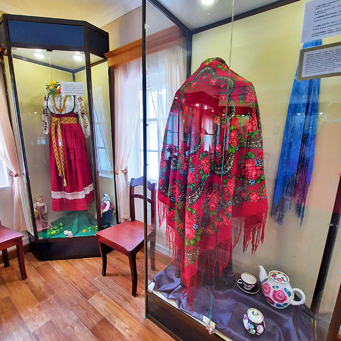 Музей народные наряды платок красный