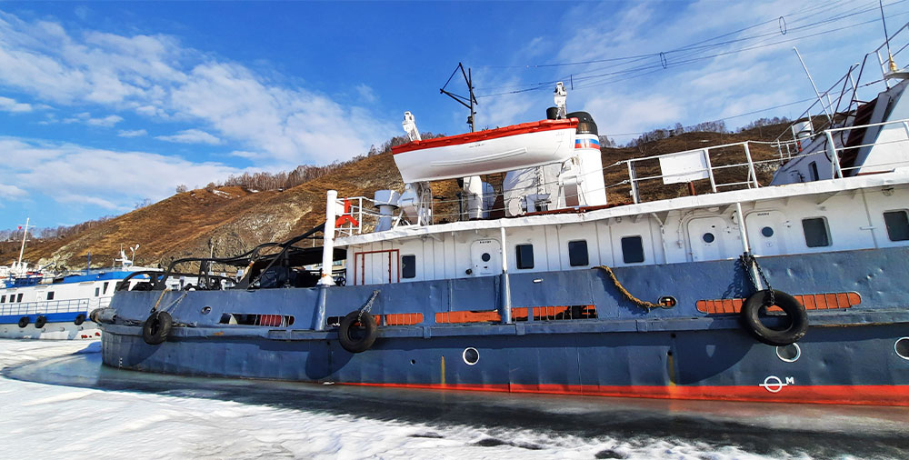 Листвянка Байкал корабль зима