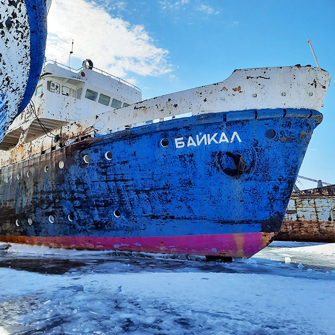 Листвянка корабль Байкал зима ремонт