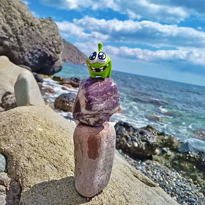 Крым море камни зеленая игрушка