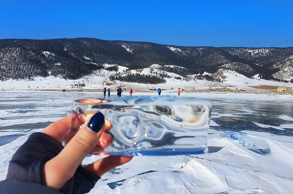 Байкал Листвянка лед прогулка туристы зима