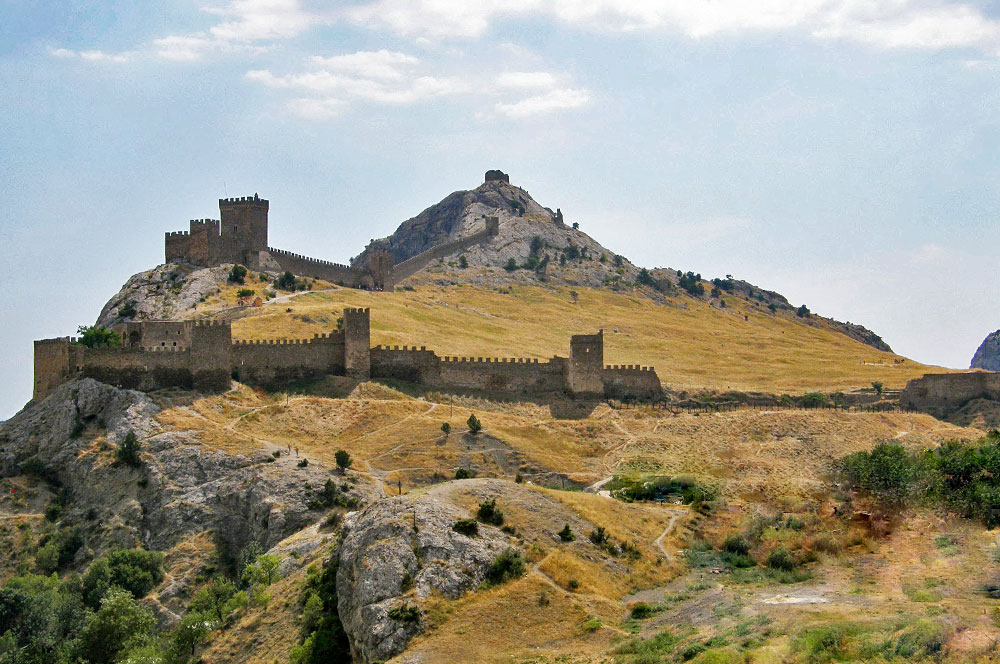 Крым Судак Генуэзская крепость осень