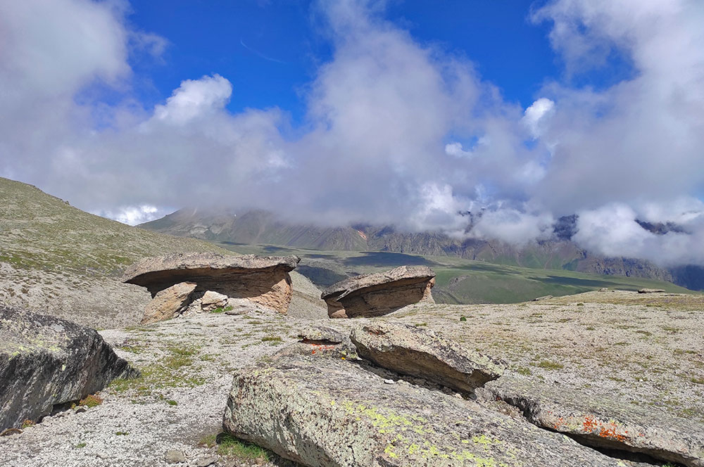 Эльбрус каменные грибы облака