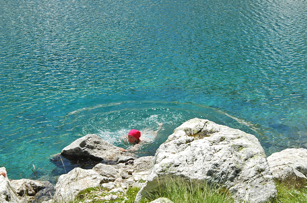 Черное озеро Муруджу купание девушку