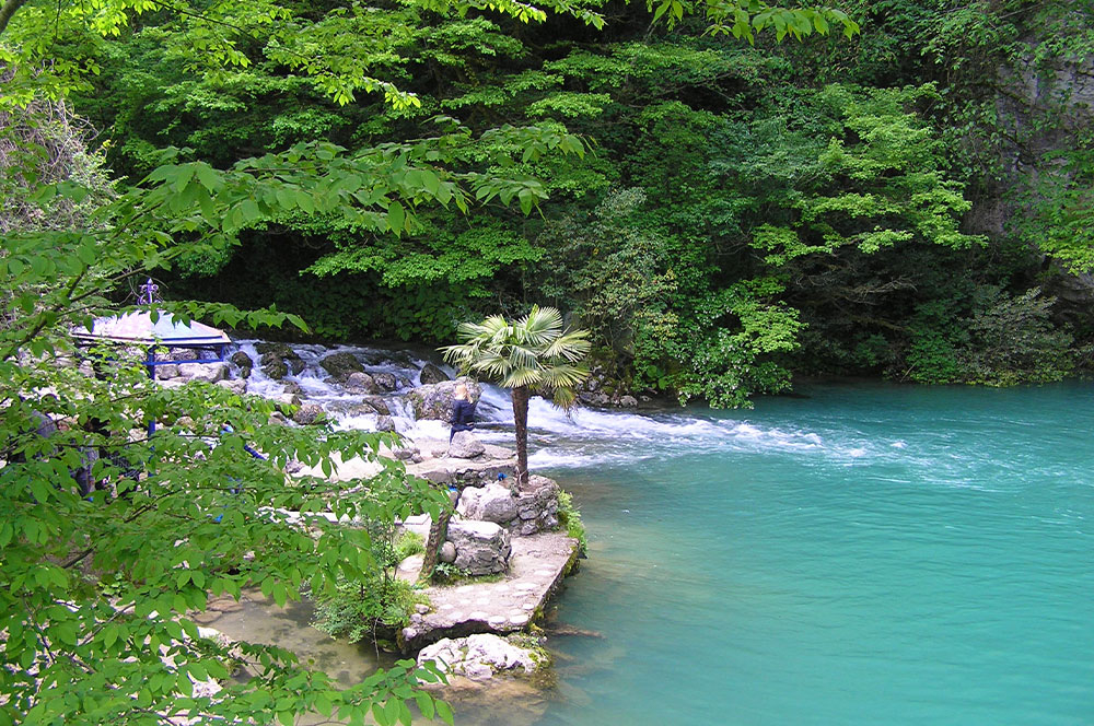 Абхазия голубое озеро летом