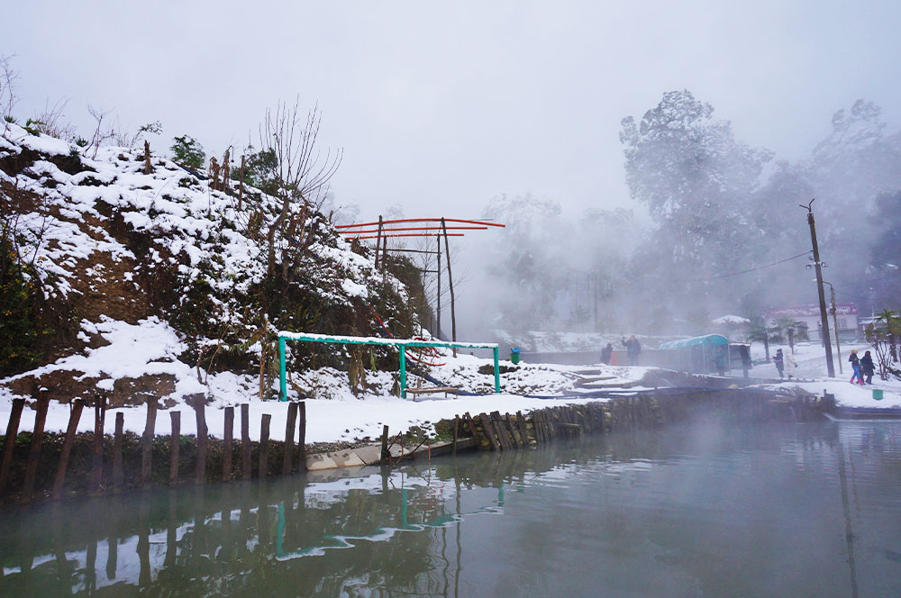 Абхазия Кындыг термальные источники бассейн зима