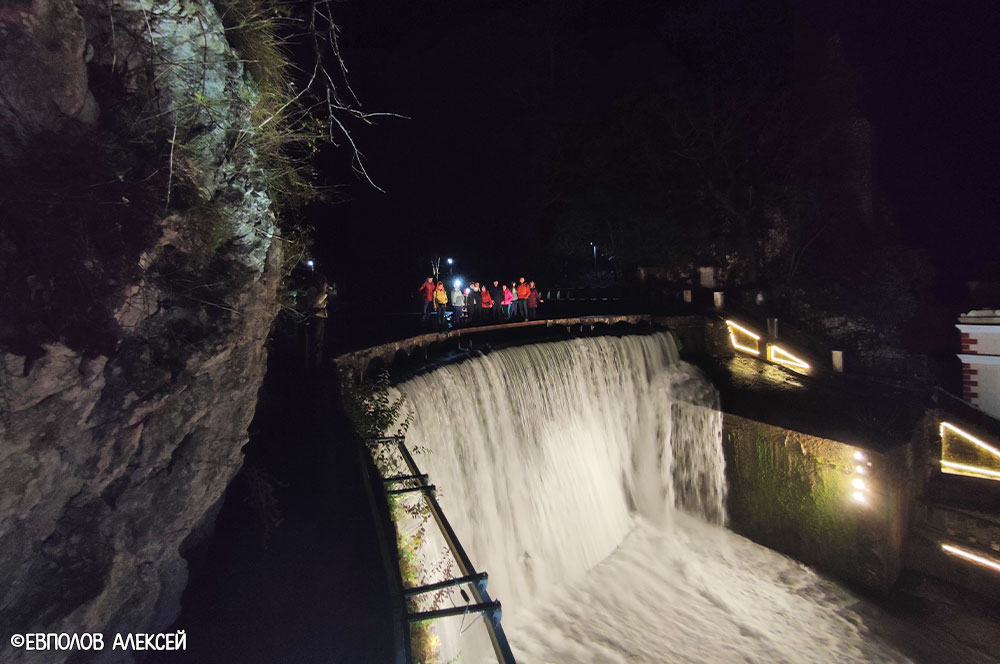 Абхазия Новоафонский водопад ночь