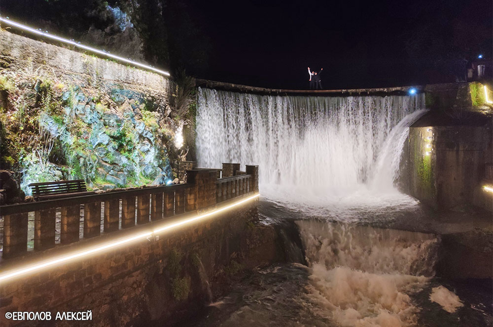 Новоафонский водопад ночь подсветка