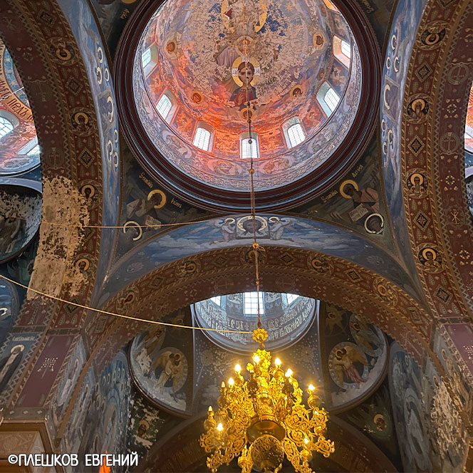 Новоафонский монастырь внутри люстра освещение