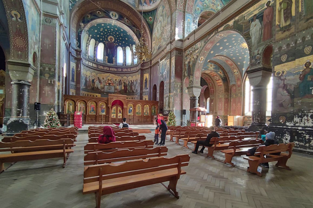 Абхазия монастырь внутри лавочки люди