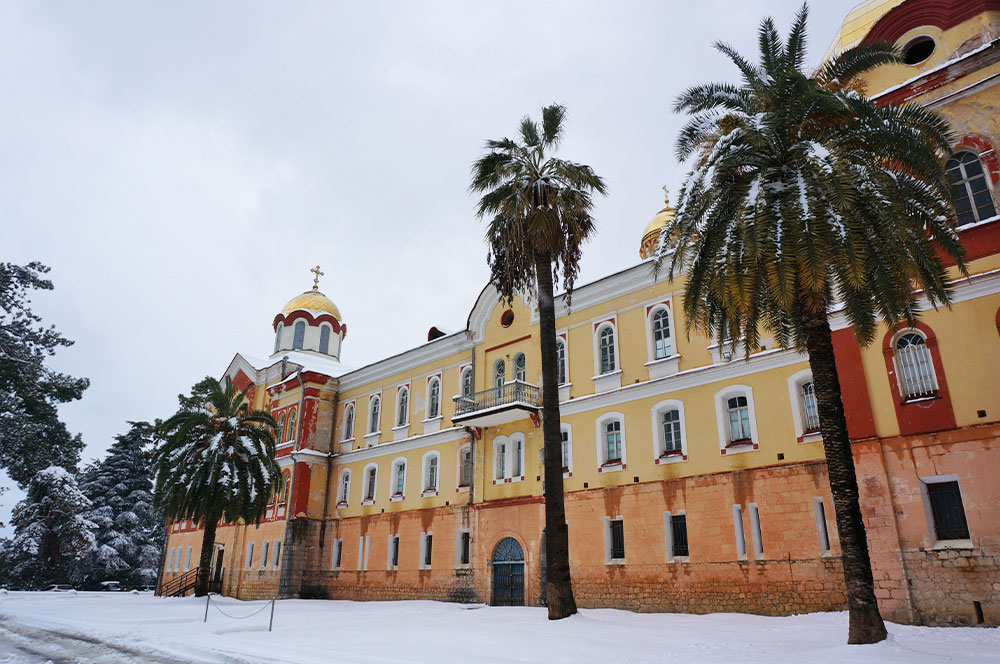 Новоафонский монастырь зима снег фото
