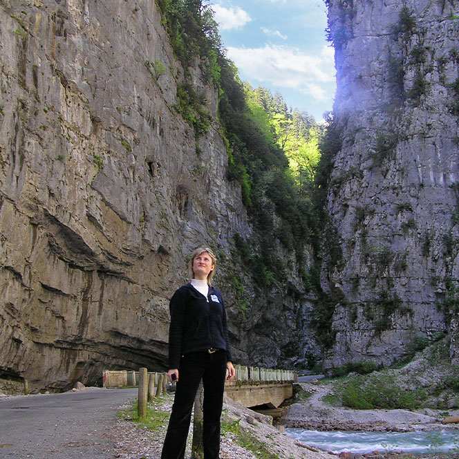 Абхазия Юпшарские ворота каменный мешок девушка турист