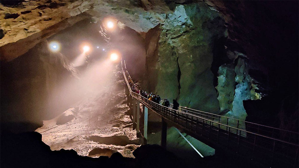 Новый Афон пещера мост туристы