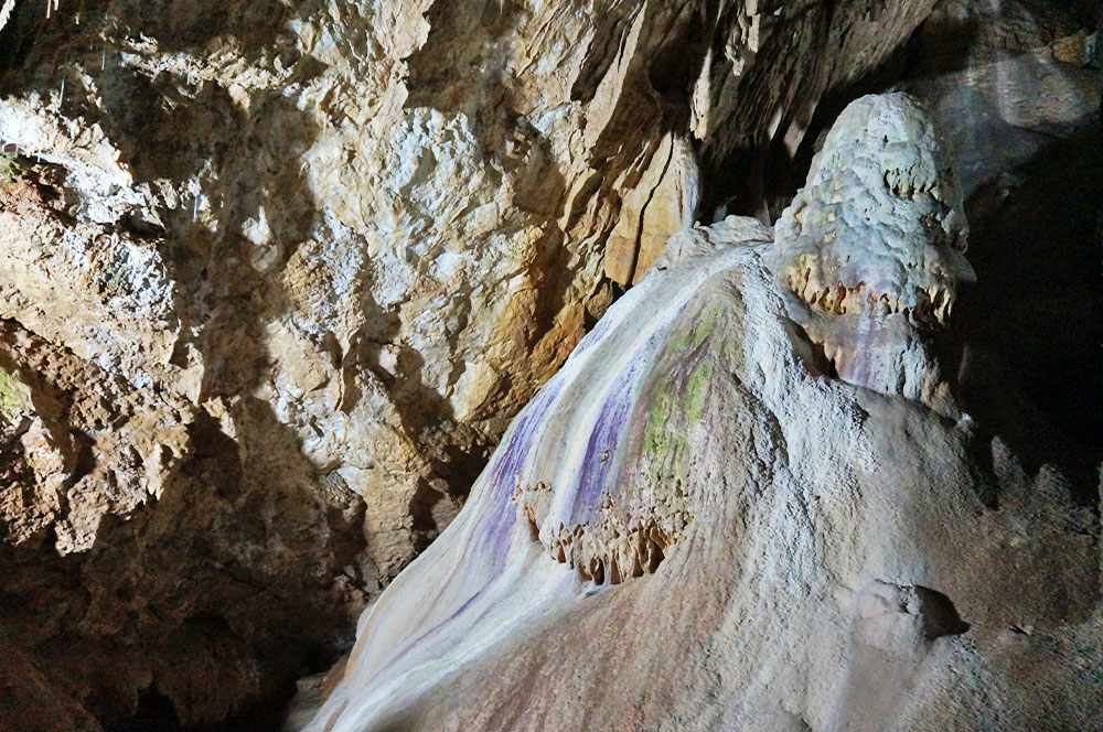 Новоафонская пещера разноцветные сталактиты