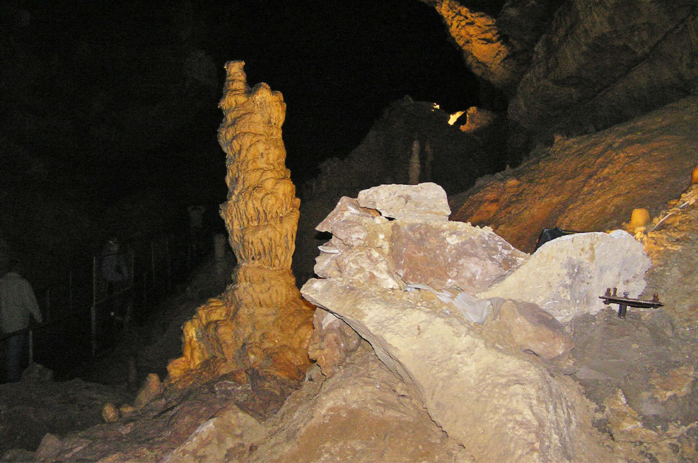 Пещера подсветка сталагмит