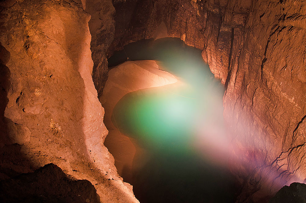 Новоафонская пещера озеро