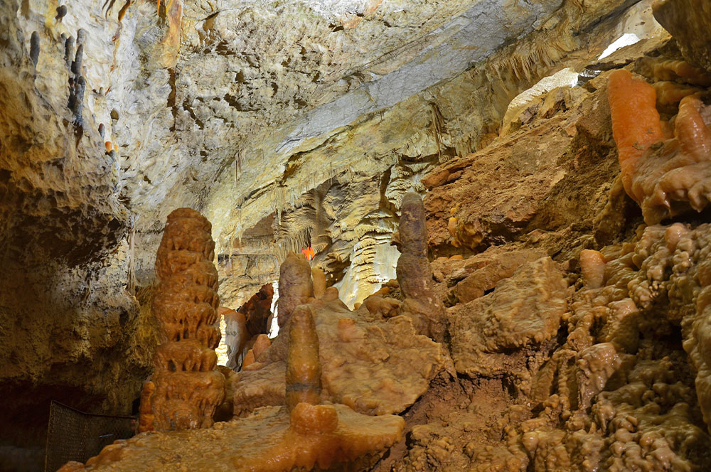 Новоафонская пещера сталактиты