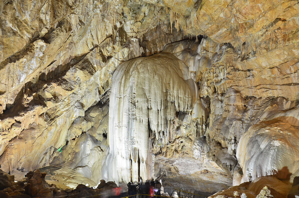 Новоафонская пещера каменный водопад
