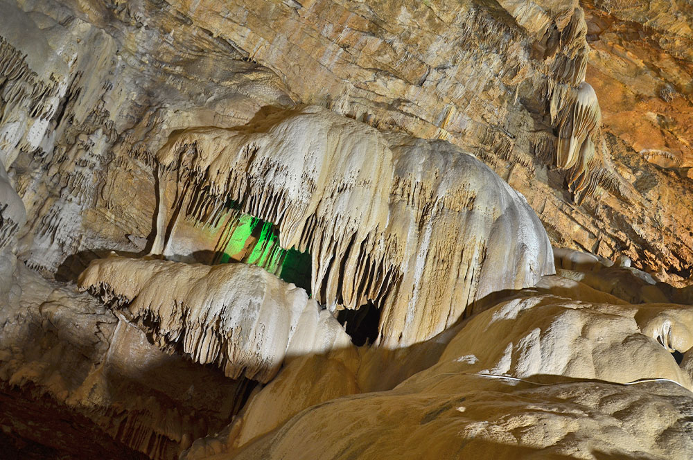 Пещера зеленая подсветка