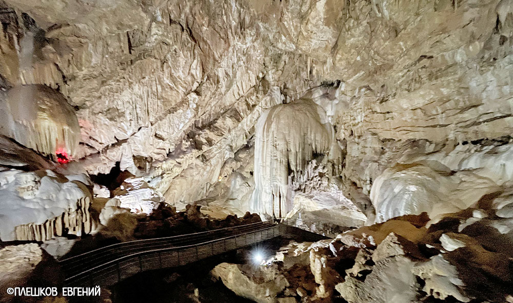 Новоафонская пещера каменный зал