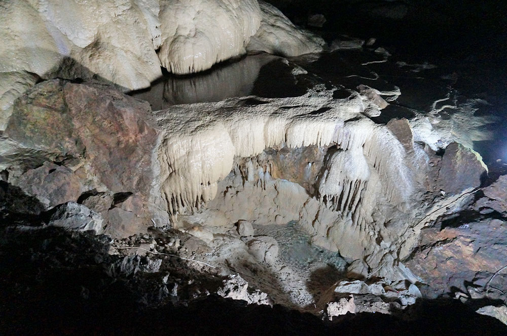 Новоафонская пещера сталактиты сталагмиты