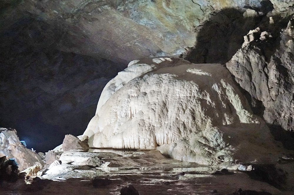 Новоафонская пещера натечные образования