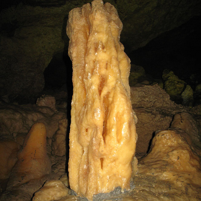 Пещера желтый сталагмит