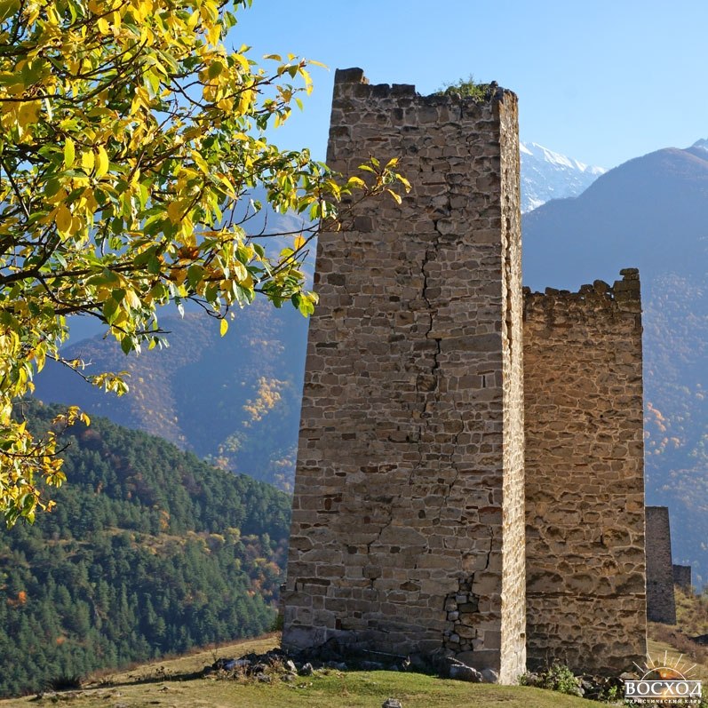 Башни Фалхан Ингушетия фото золотая осень