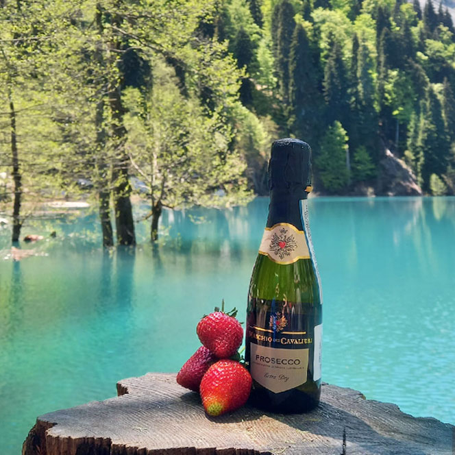 Озеро Малая Рица шампанское клубника