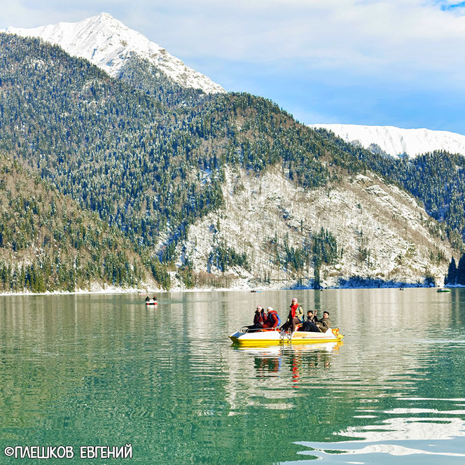 Абхазия высокогорное озеро Рица катамаран лодка
