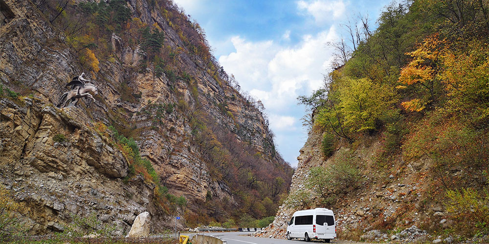 Горная дорога Осетия микроавтобус горы