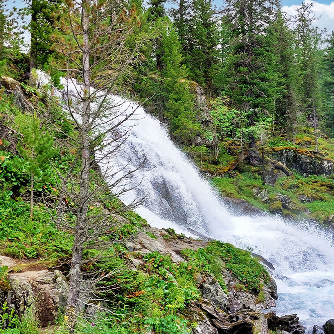 Алтай водопад на реке Поперечной