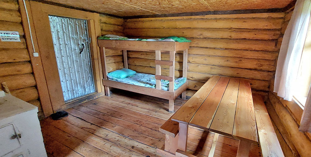 Домик деревянный стол кровати