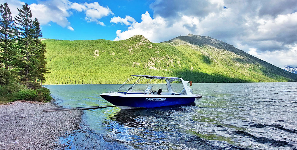 Алтай Нижнее Мультинское озеро лодка катер